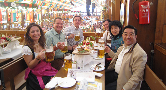 2012年10月集團(tuán)總裁程清豐走訪(fǎng)BSH，在啤酒節(jié)狂歡夜上與客戶(hù)合影留念